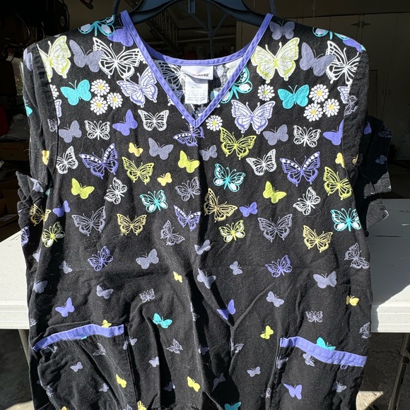 Printed Scrub Tops - Picture 9 of 10